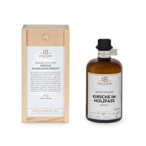 Brand von der Kirsche im Holzfass