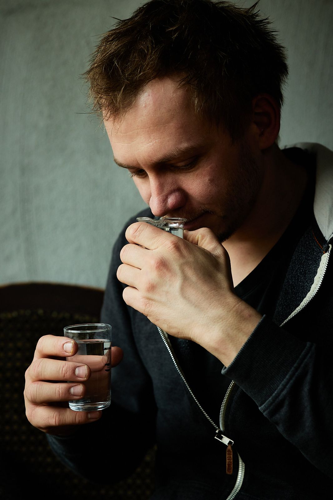 Maximilian Brezger prüft den Duft eines Destillats im Glas